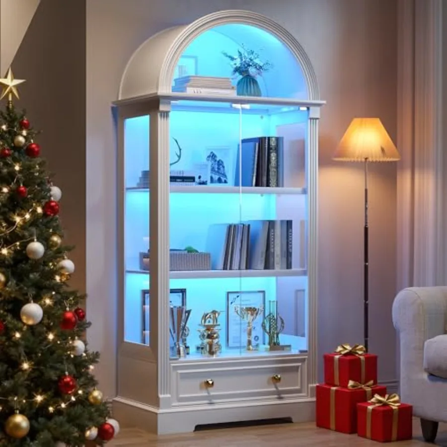 Glass Door Hinge - ตู้โชว์ของสะสมพร้อมบานประตูกระจกและไฟ LED สำหรับห้องนั่งเล่น ผิวไม้ สีขาวนวล ชั้นวางปรับระดับได้